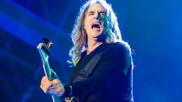 A photo of David Ellefson playing in Megadeth.